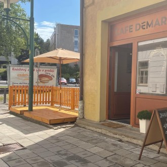 exteriér Cafe Demaris