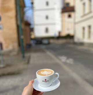 kavárna Cafe Demaris pod městskou věží
