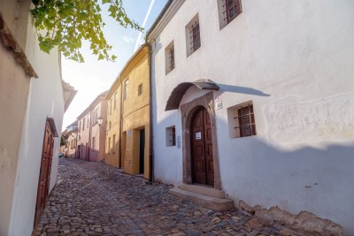 Pohled na Zadní synagogu a její vchod z ul. Blahoslavova