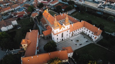 Letecký pohled na komplex zámeckého areálu
