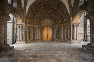 Vstupní románský portál „PORTA PARADISI“ – Brána rajská