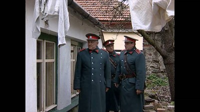 Seriálové záběry z dvorku domu Seligmanna Bauera - Četnické humoresky