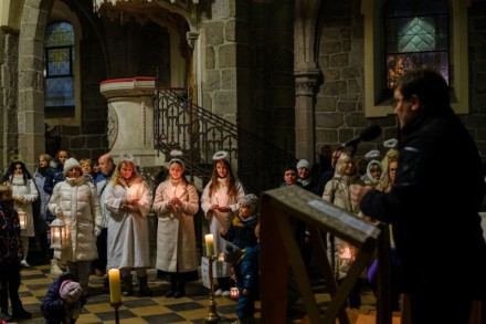 Průvod andělů s Betlémským světlem v Třebíči